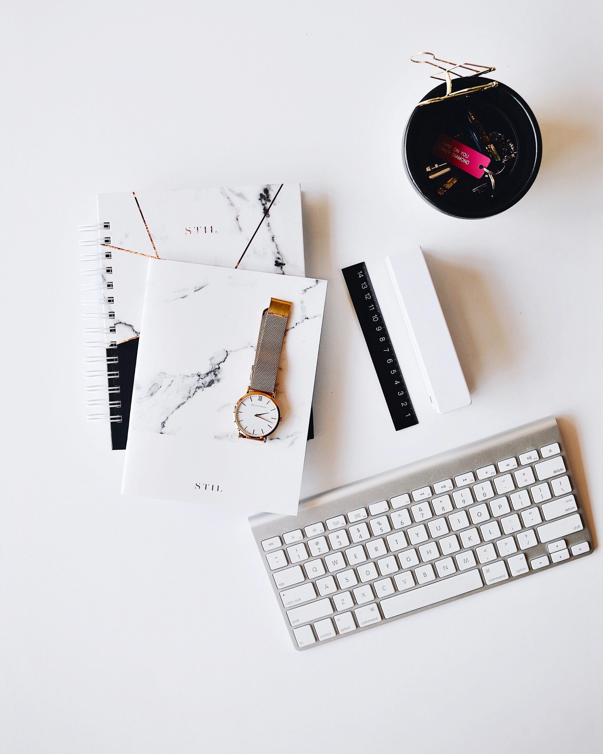 Organisation de bureau. Agenda, bloc-note, montre, clavier, pot à trombone