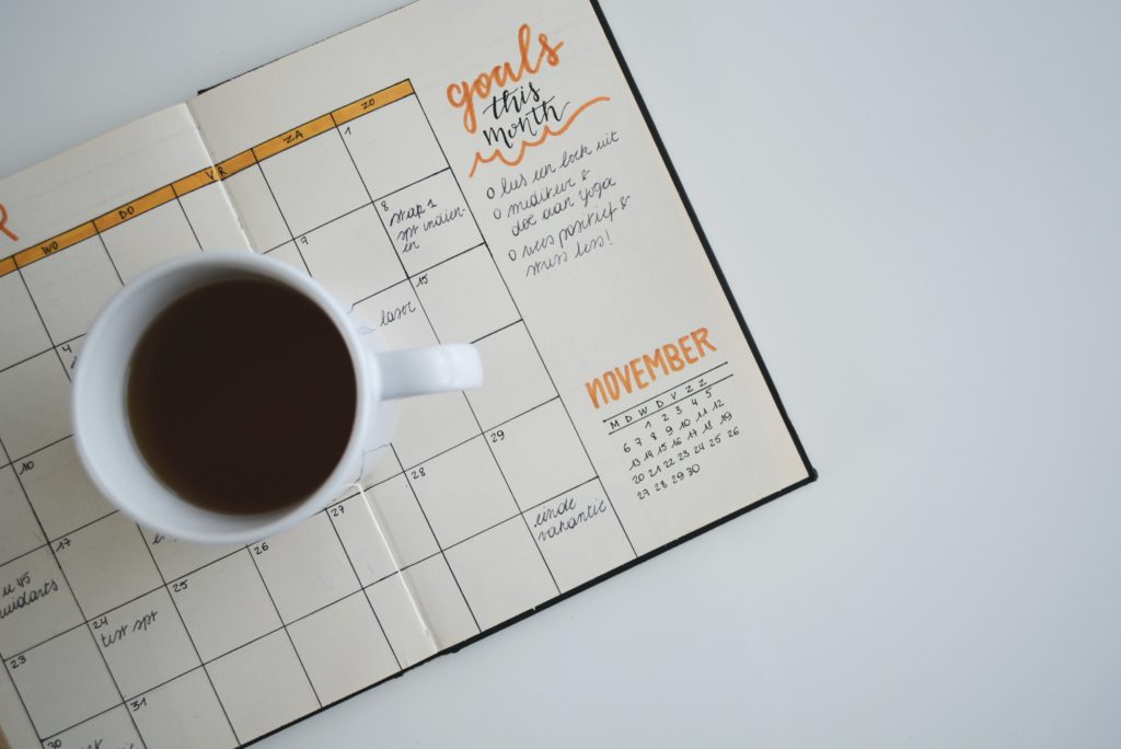Photo d'un agenda en mode bullet journal avec une tasse de café.