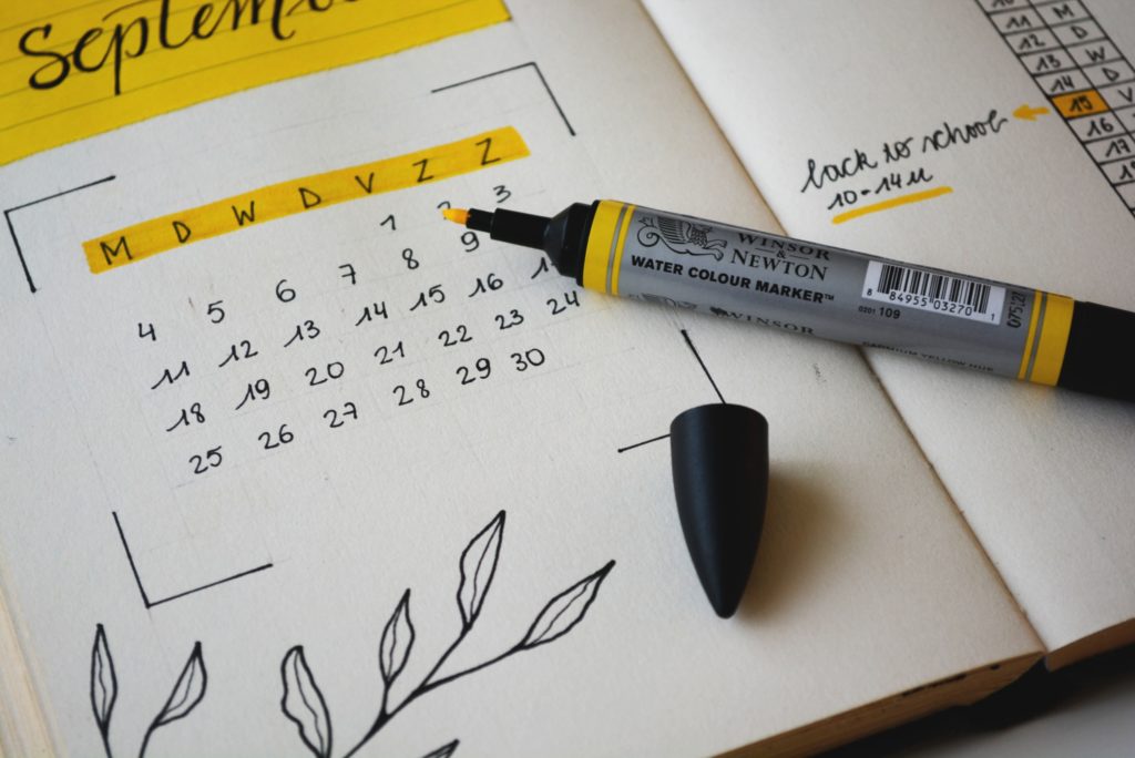 Agenda bullet journal focus sur le marqueur de couleur jaune