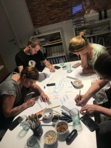 4 participants à un accompagnement en train de travailler